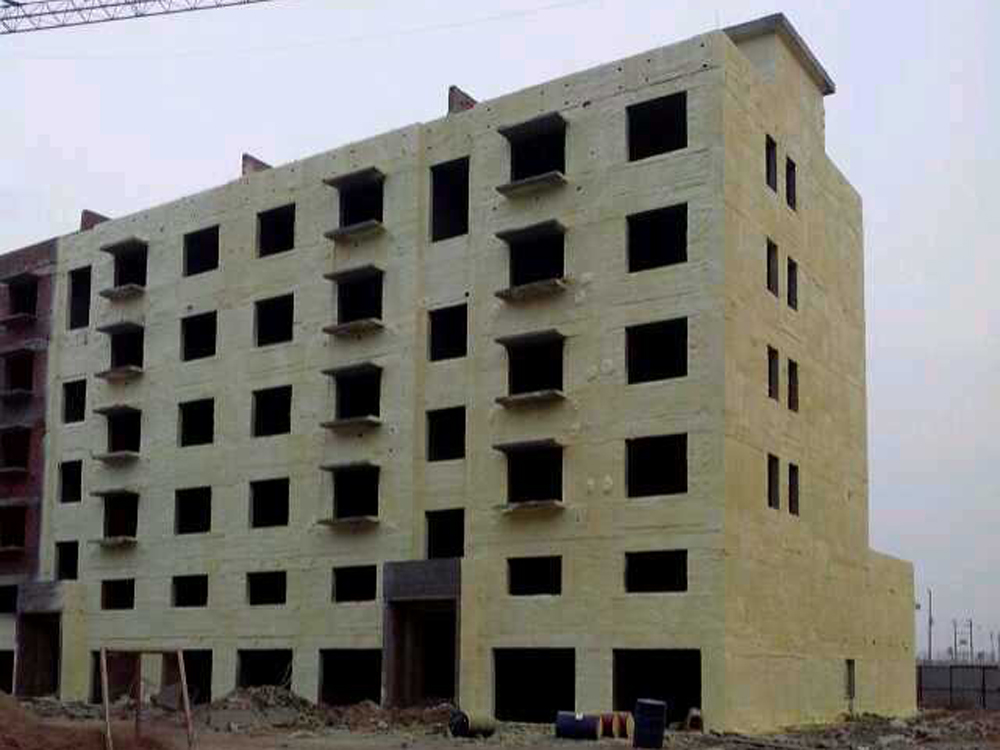 外墻聚氨酯噴涂注意事項(xiàng)